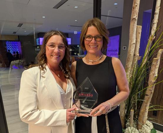 Connie Drake and Mayor Thorn accepting award for Light Up Okotoks